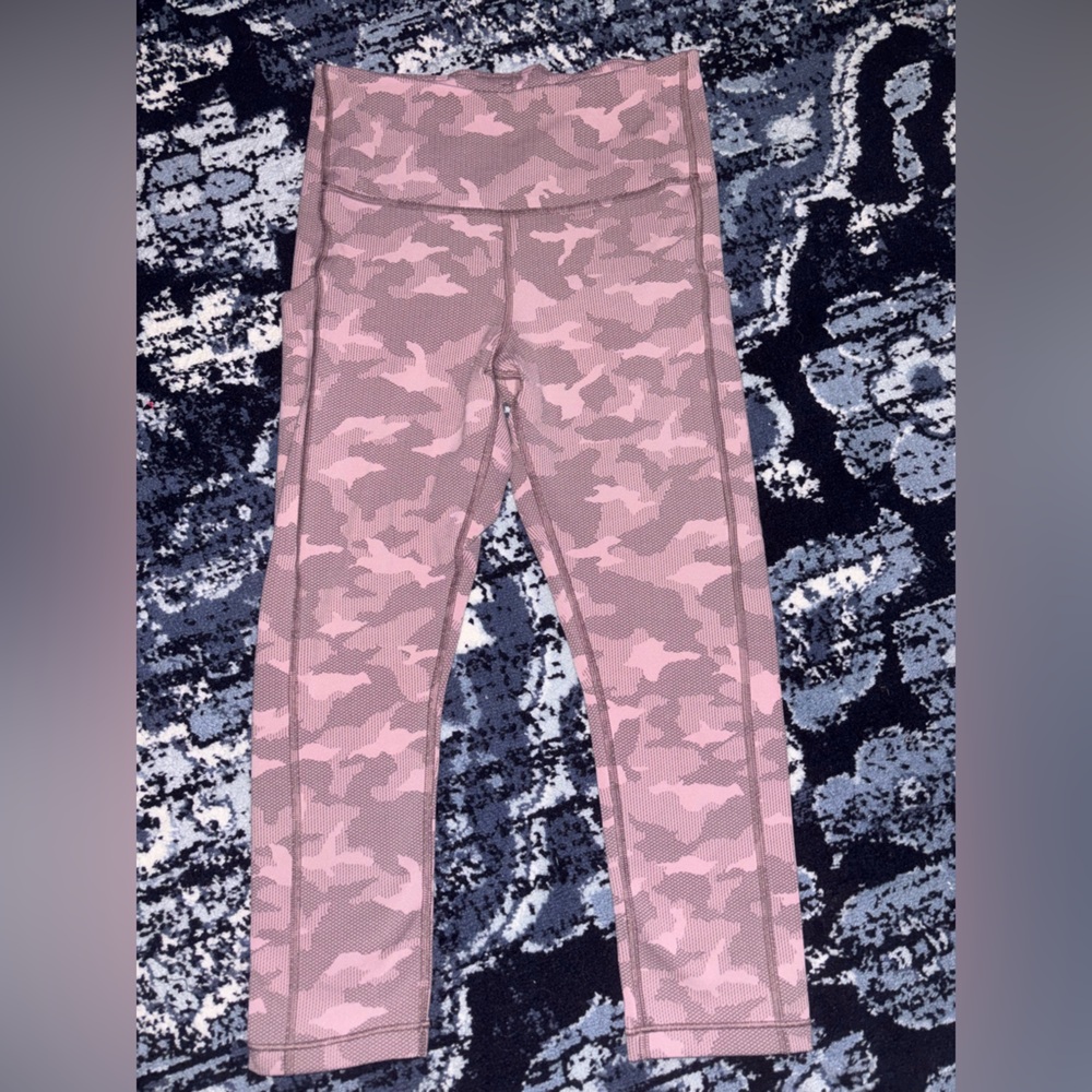 Athleta Mauve Camo Capri Leggings